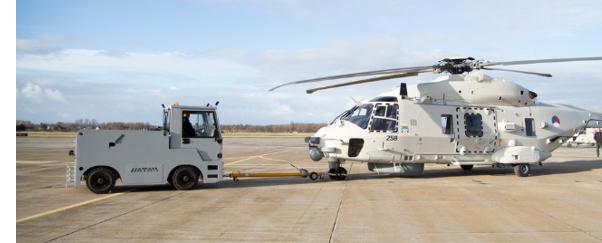 Elektroschlepper E800 beim Ziehen eines NATO-Helicopter 90